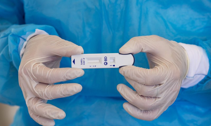 האם מותר לדווח על חולה שמסרב לשהות בבידוד?