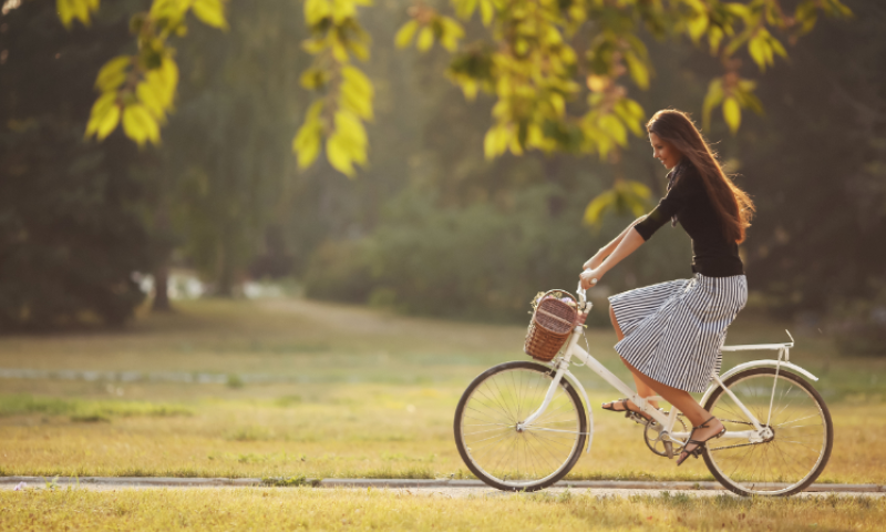 'לא צנוע': אסור לילדות מגיל 5 לרכב על אופניים