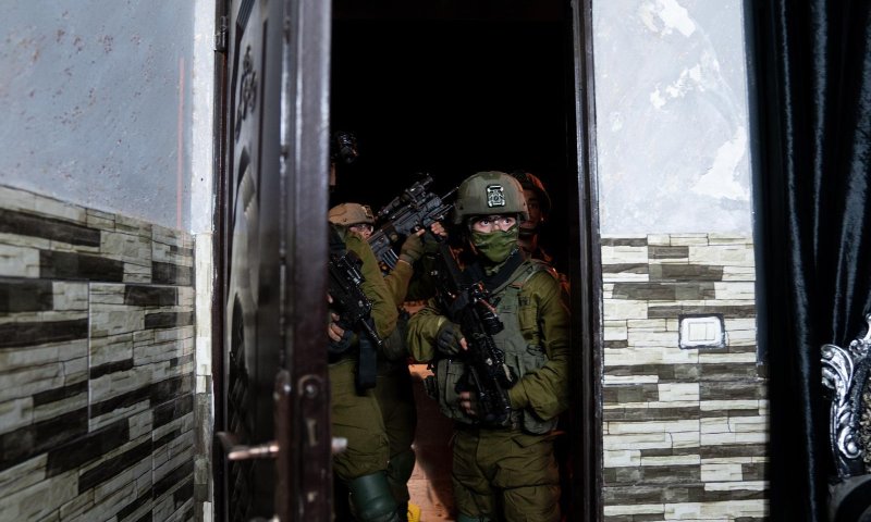 כוחות צה"ל מכתרים בית בשכם. חילופי אש במקום