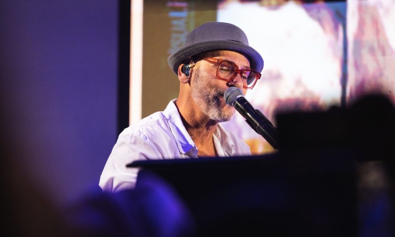 מתחזק? רמי קליינשטיין מכסה את הראש בהופעה