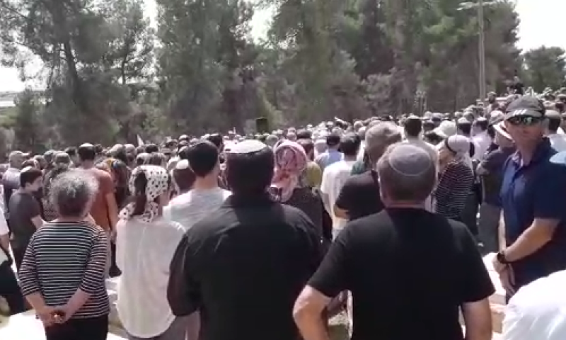 מרגש &bull;צפו:הרב קנוהל הובא למנוחות בשירת 'ידיד נפש'