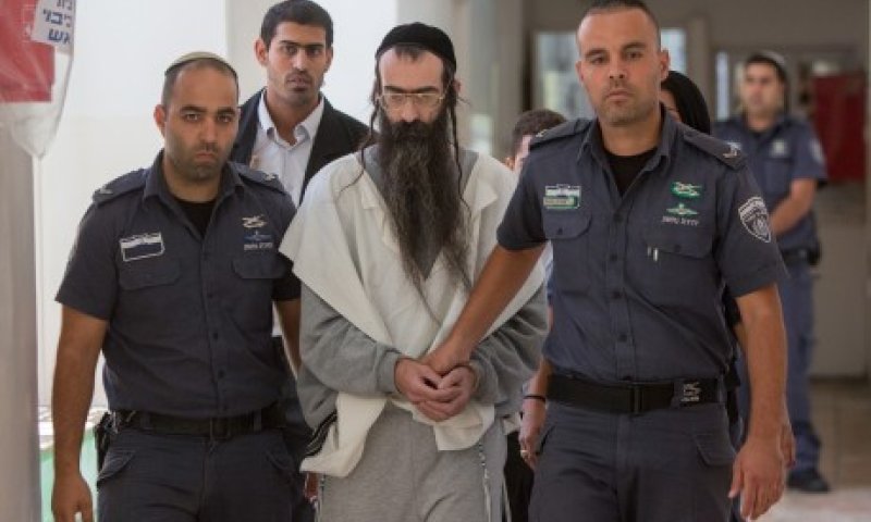 שליסל קרע את תמונות בנותיו של שותפו וחטף מכות