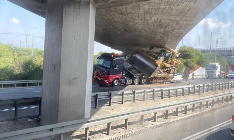 צפו: משאית גילחה את הגשר: כביש 1 נחסם לתנועה