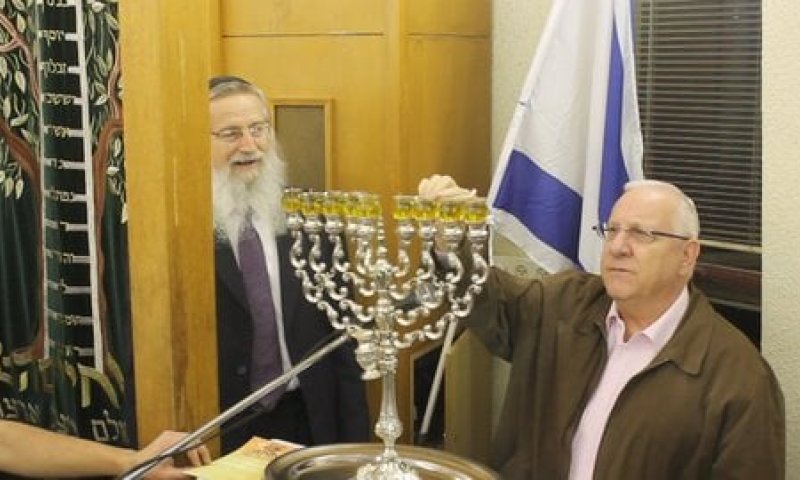 יו"ר הכנסת הדליק נר שמיני בשכונת האולפנה בבית אל