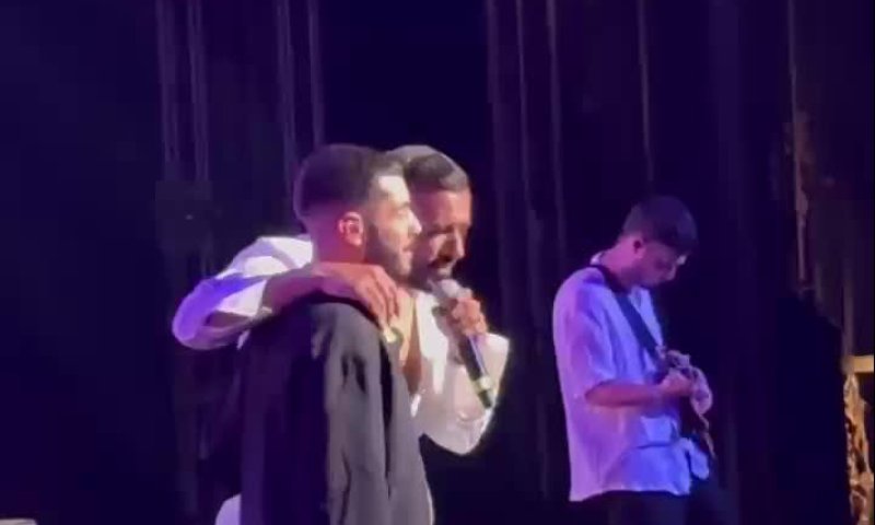 בחוץ הפגנות פרו פלסטיניות: איתי לוי מקדיש שיר לשורד שבי. צפו