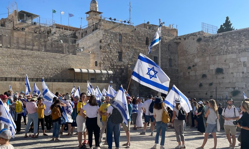 לפני הדיון: מאות מפגינים בכותל בתפילה לאחדות