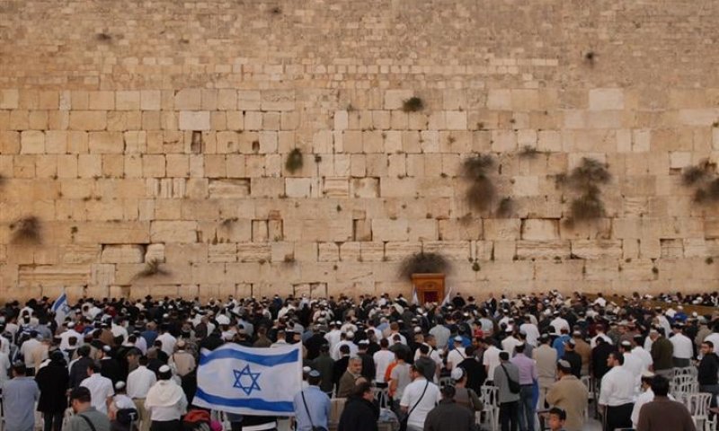 בתפילה חגיגית נצבע הכותל המערבי בכחול ולבן