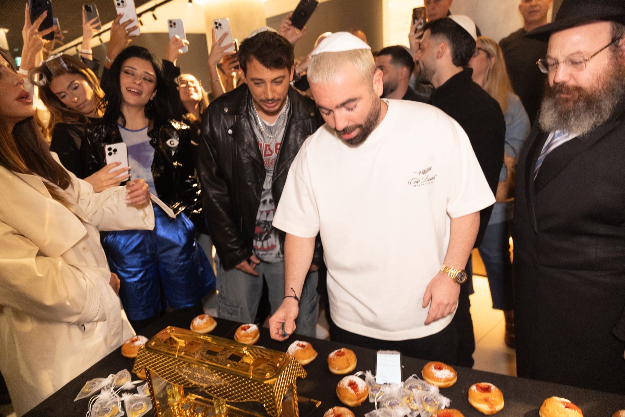 עומר אדם בהדלקת נר חנוכה, מופע NEXT (צילום: עומרי סילבר)