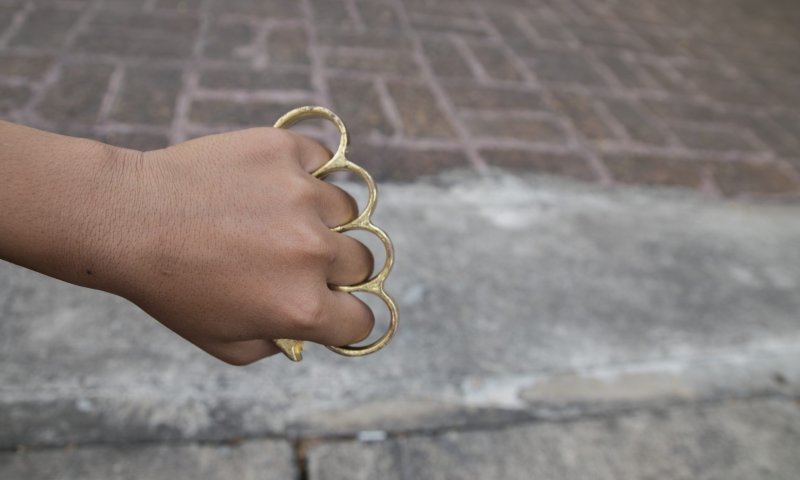 שני קטינים שדדו אופניים חשמליות עם אגרופן וסכין