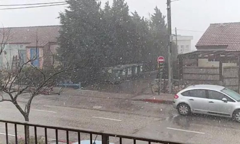 התחלנו: שלג החל לרדת בהר ברכה בשומרון. צפו