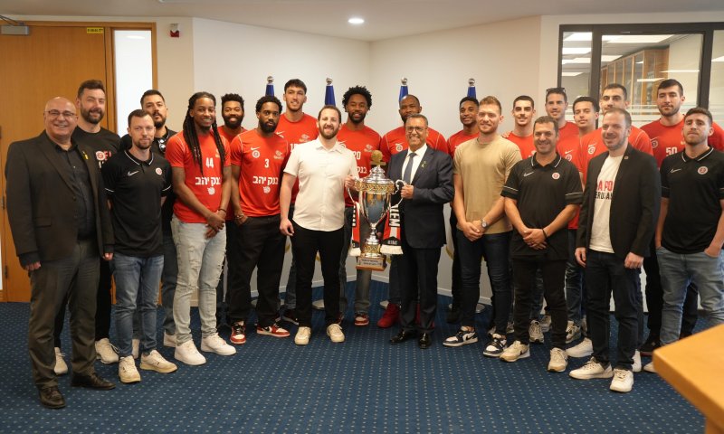 אחרי הזכייה בגביע: קבלת פנים מיוחדת להפועל י-ם