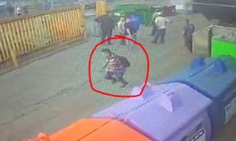 צפו &bull; לעיני אנשים: הרגע בו המחבל נמלט מזירת הפיגוע