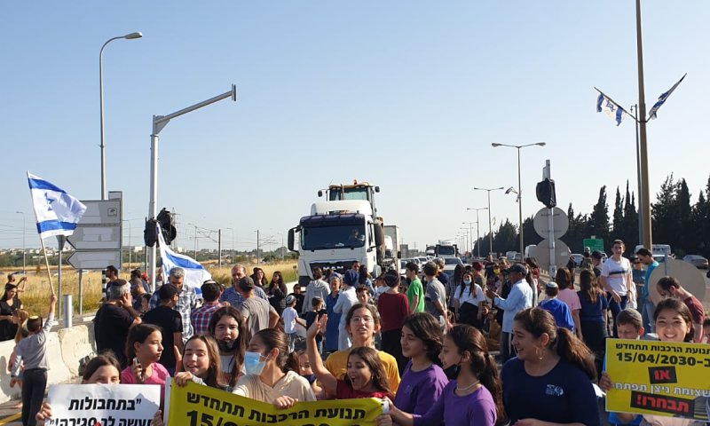תושבי ניצן חסמו את הרכבת: "הסירו את המצור"
