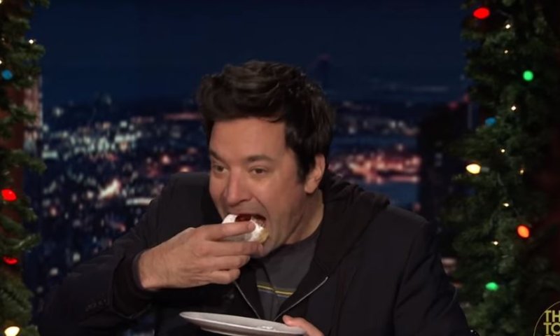 ענק: ג'ימי פאלון טועם לראשונה סופגניה וגפילטע פיש