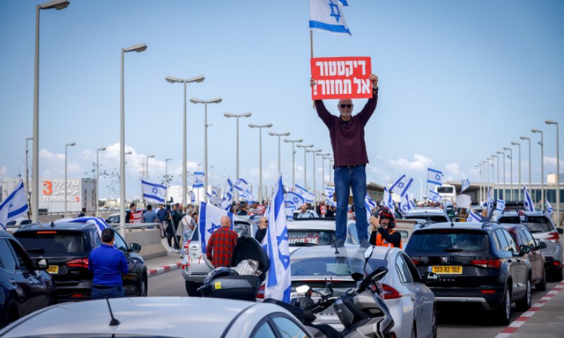 עומסים בכניסה לנתב"ג, המשטרה מחלקת דו"חות