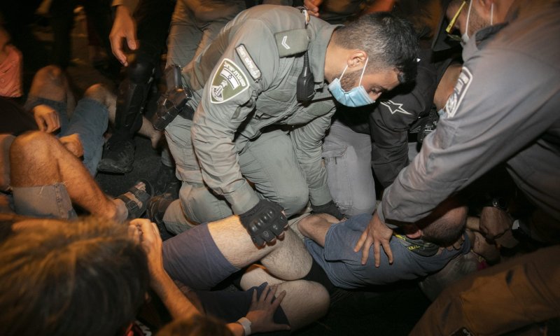 צעיר שהותקף על ידי קצין, נחקר בחשד לתקיפת הקצין