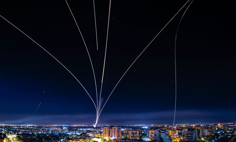מטח טילים לשדרות: רסיסי רקטה נפלו בחצר בית