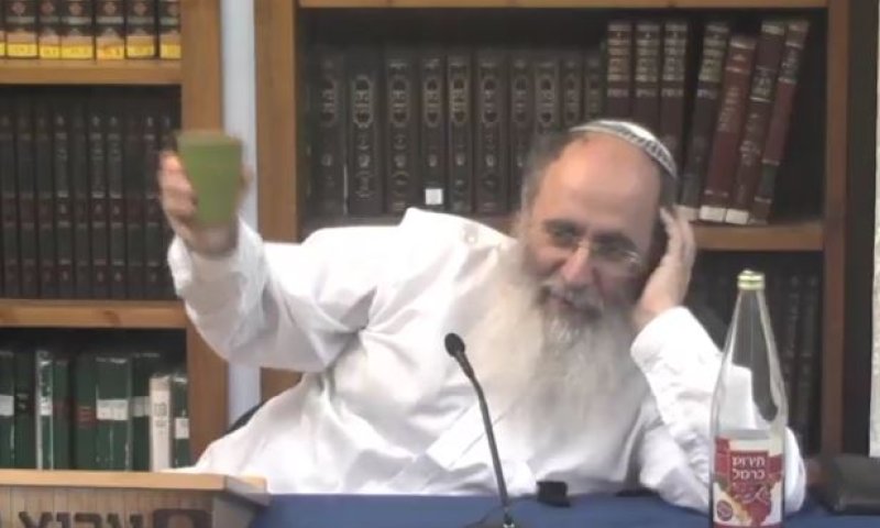 צפו: הרב אורי שרקי מדגים איך עושים הסבה בליל הסדר