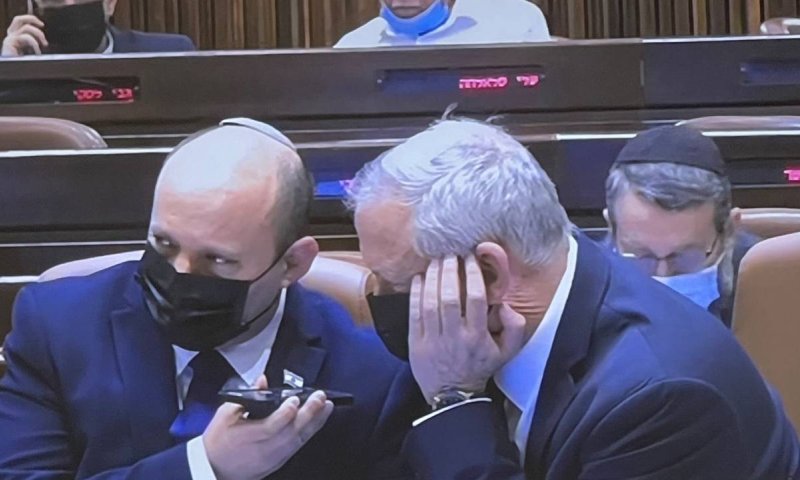 על ספיקר במליאה: בנט וגנץ מקבלים עדכון בטחוני. צפו