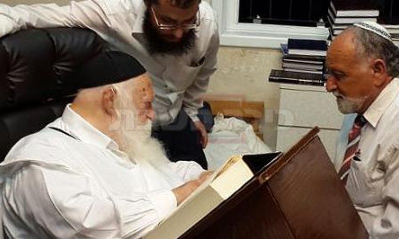 צפו: הרב קנייבסקי מברך את משפ' שער