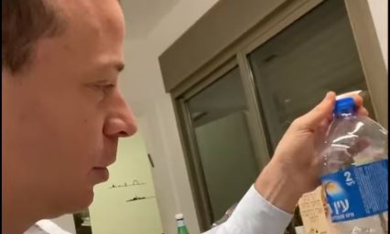 משעשע | עמית סגל מדגים: איך עובד הסכם עודפים? צפו