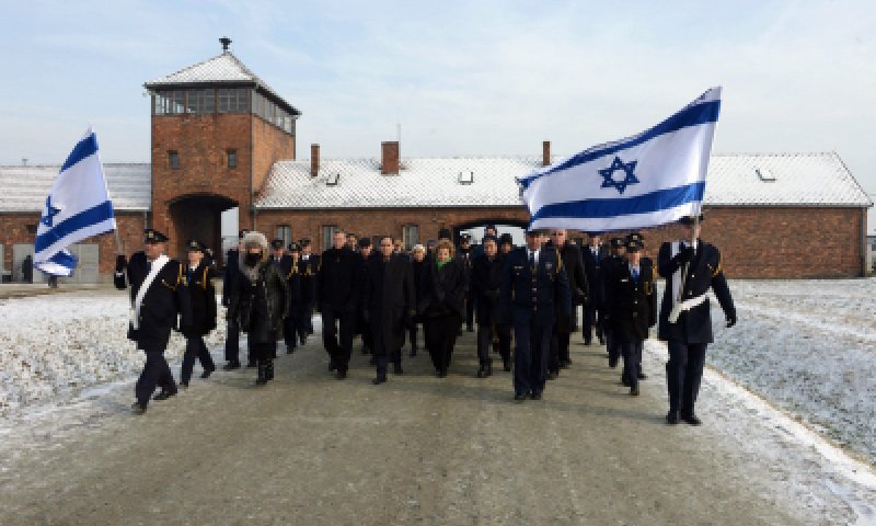 בתפילה ובהדלקת נרות נשמה צוין טקס יום השואה הבנ"ל באושוויץ