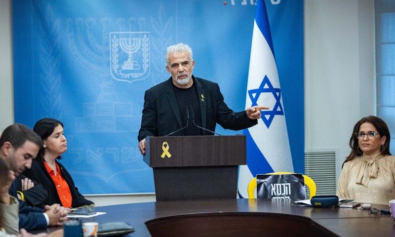 תיעוד: יאיר לפיד משתלח בבעלים של ערוץ 14