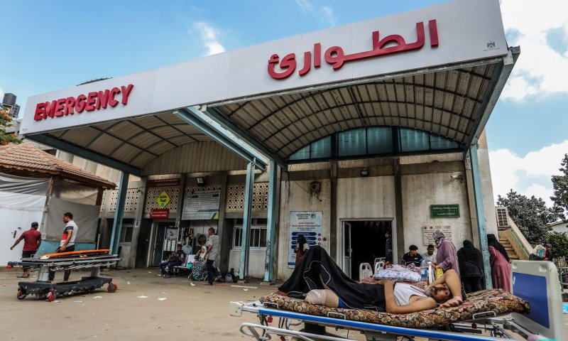 עיתונאי עזתי: הבו לנו סיגריות ומשקאות תוססים