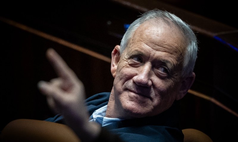 התפטר? הסעיף שמאלץ את גנץ להמשיך בתפקידו