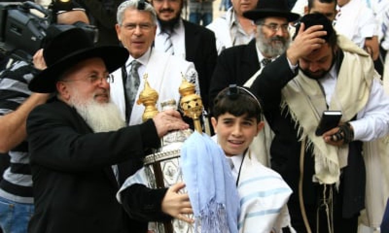 הפלסטינים דורשים להפסיק את חגיגות בר המצווה בכותל