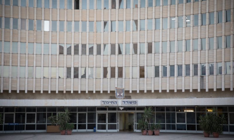 המשטרה עיכבה 18 בכירים במשרד החינוך