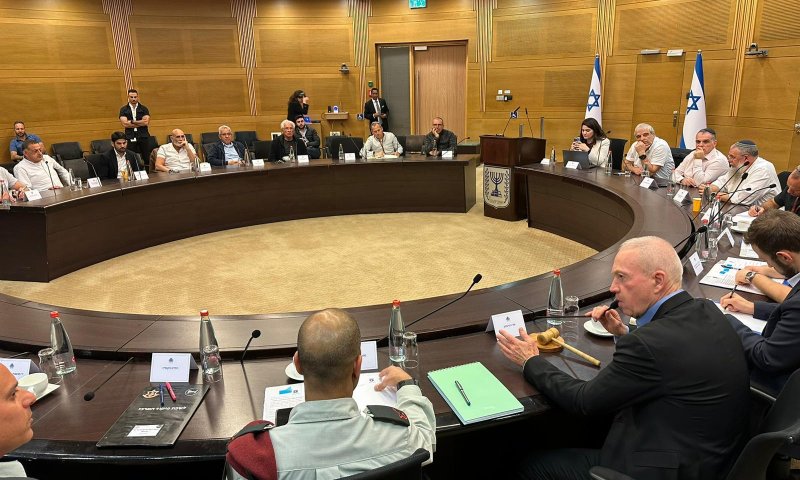 שר הביטחון גלנט נפגש עם ראשי רשויות ביו״ש