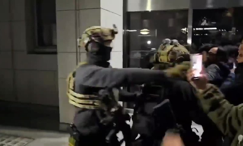 כאוס בדרום קוריאה: הצבא פשט על הפרלמנט, התנגשות ברחובות