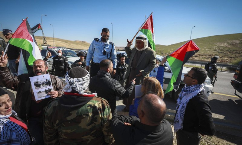 רגבים: "ממשלת הימין מקדמת מדיניות שמאל"