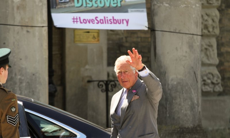 שוב: מפגין נעצר כשזרק ביצים על המלך צ'ארלס