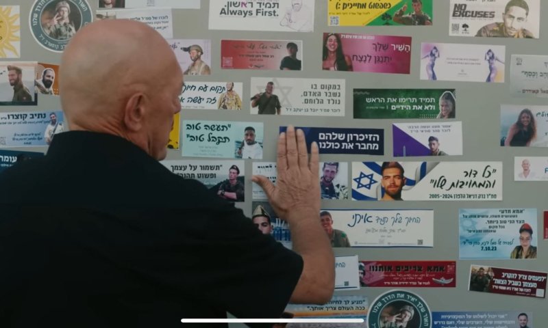 דרישת שלום: שלומי שבת בשיר שמורכב ממשפטי הסטיקרים של הנופלים