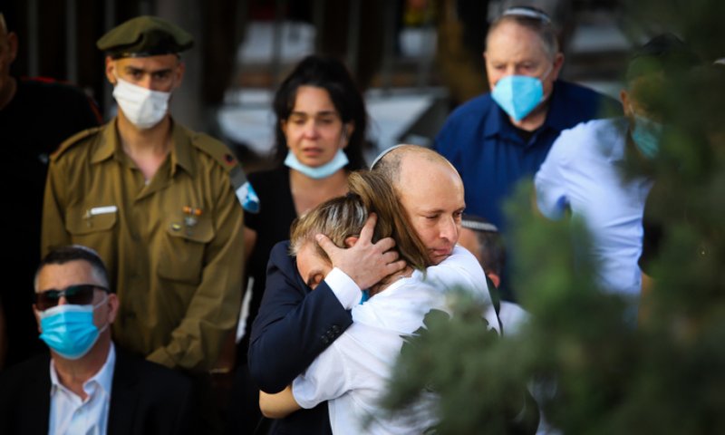 בנט בהלוויית הלוחם: "עמית בחר בחיי עמו &ndash; ושילם בחייו"