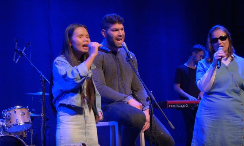 צפו: להקת שלוה ואורי ששון עושים אביתר בנאי