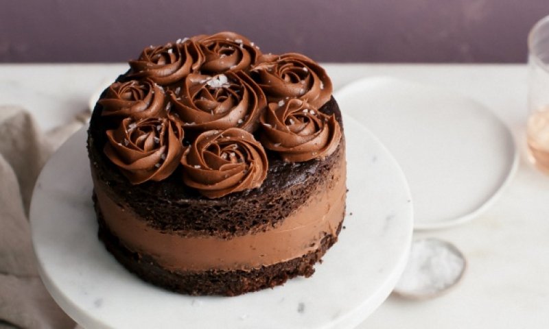 לפרוח ממתיקות: מתכון לעוגת שוקולד ושושנים