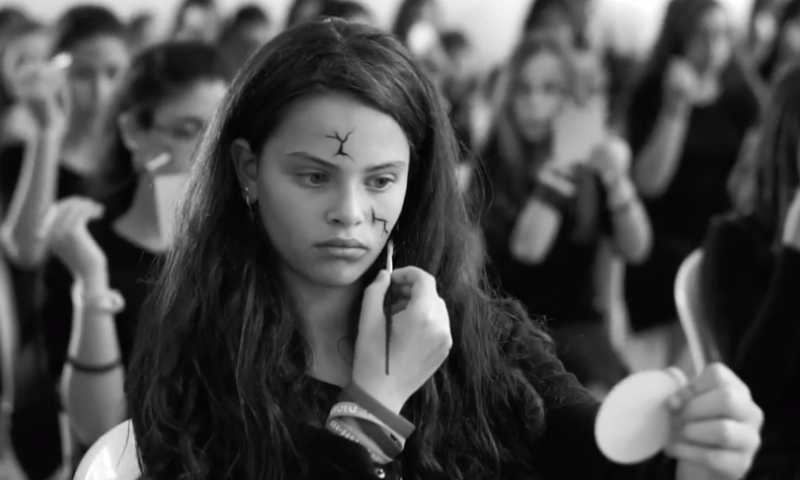 נופלות וקמות: תלמידות האולפנה מציגות מסר חשוב