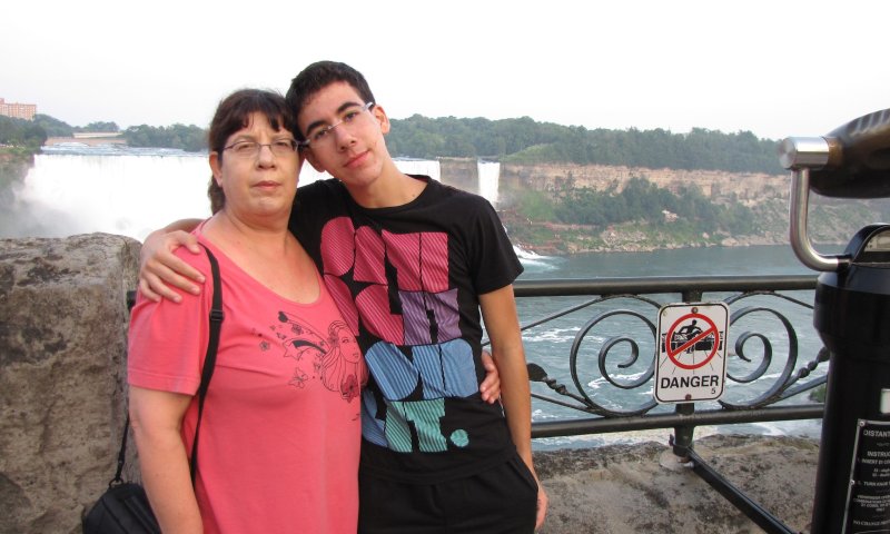 מרגש: בת 16 שרה לזכר הנער שנפל באסון הכרמל