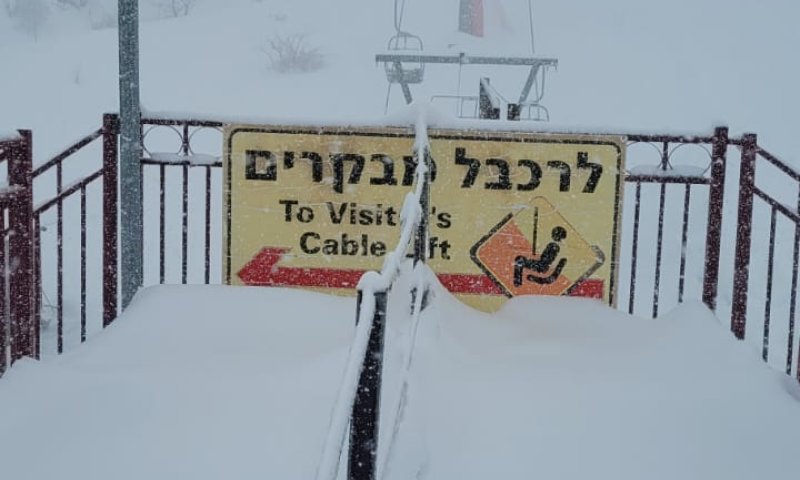 ברק פגע בבית בצפת; שלג כבד בחרמון | צפו