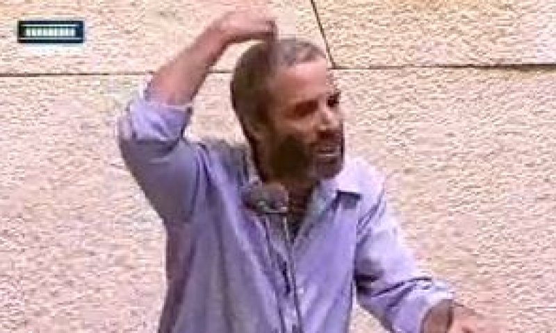 צפו: שטרן מסיר את הכיפה ותוקף את החרדים