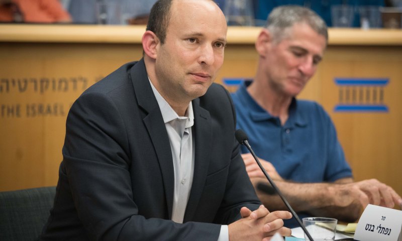 בנט: "אני ואיילת משתדלים לרוץ ביחד"