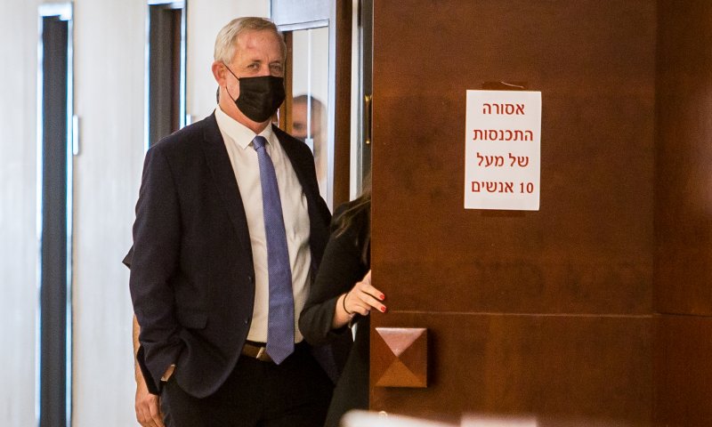 גנץ מאשים: מערכת הביטחון לא ידעה על עסקת ה-F35