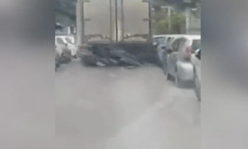 תיעוד: נהג משאית פוגע בעשרות מכוניות חונות