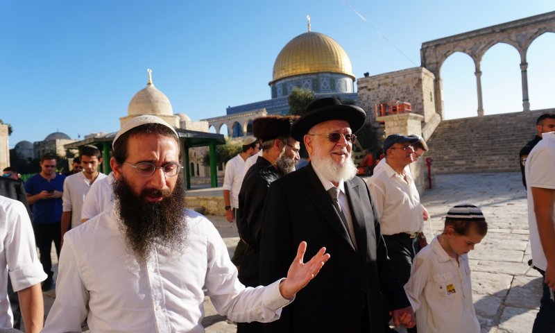 עם בני קהילתו: הרב צפניה דרורי עלה להר הבית. צפו