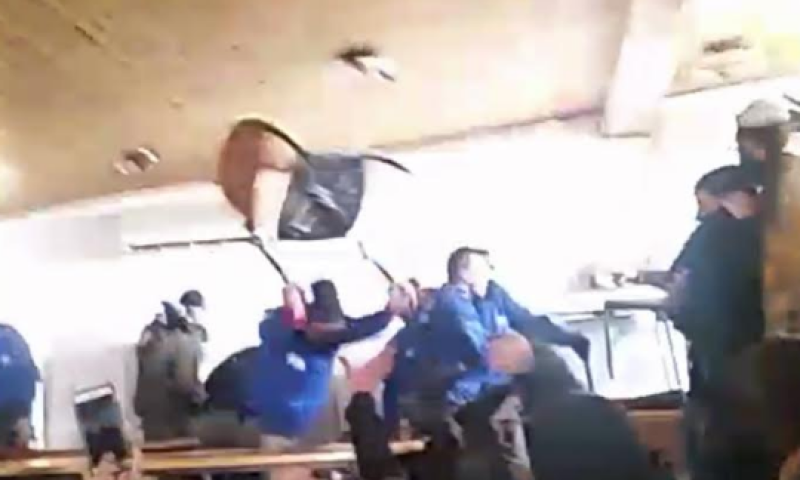 צפו: שוטר משליך כיסא על נערים בעמונה