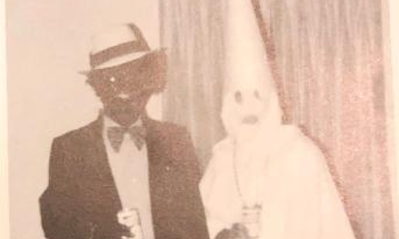 סערה בארה"ב: התצלום הגזעני של מושל וירג'יניה