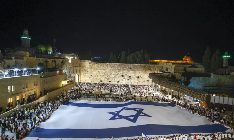 מרגש: דגל ענק ברחבת הכותל לכבוד יום ירושלים